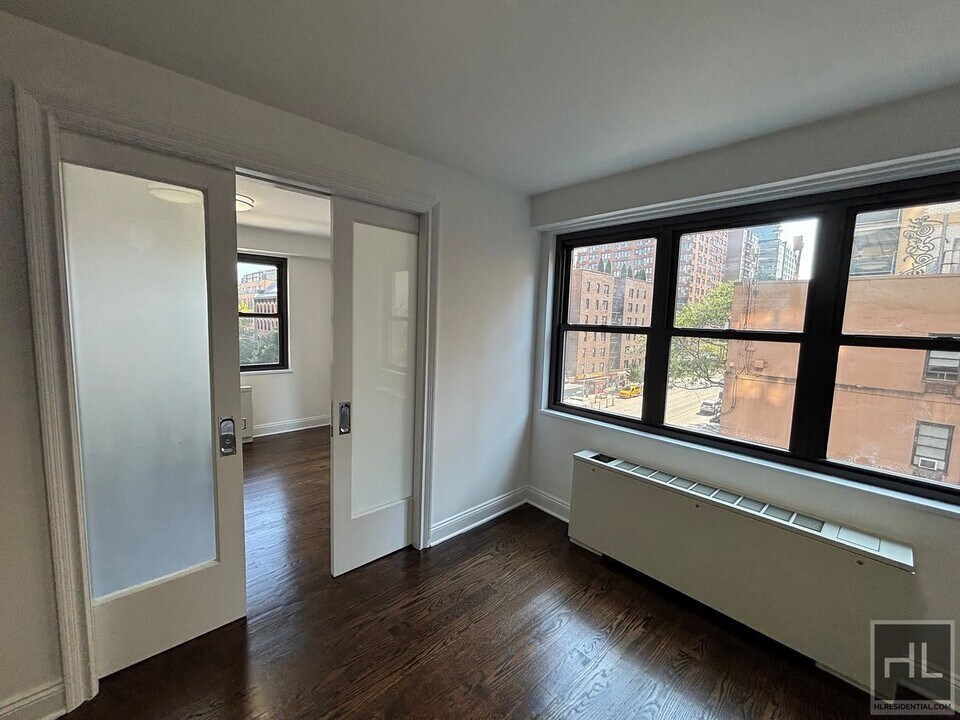 E 16 ST in New York, NY - Building Photo