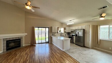 2170 Cerra Vista Dr in Hollister, CA - Building Photo - Building Photo