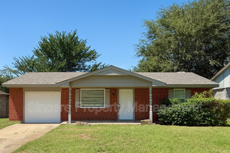 813 S Meadow Ln in Mustang, OK - Building Photo