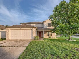 215 Spruce Dr in Kyle, TX - Building Photo