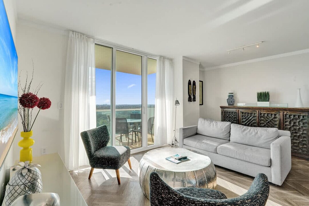 2889 McFarlane Rd in Miami, FL - Building Photo