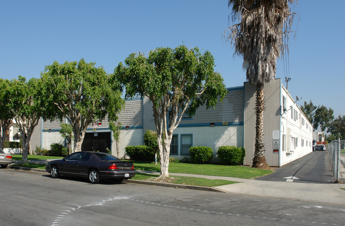 Van Buren Apartments in Midway City, CA - Foto de edificio