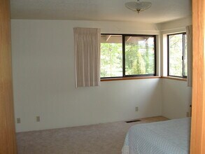 1057 Mesman Dr in Grants Pass, OR - Building Photo - Building Photo