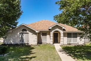 721 S Highland Dr in Cedar Hill, TX - Building Photo