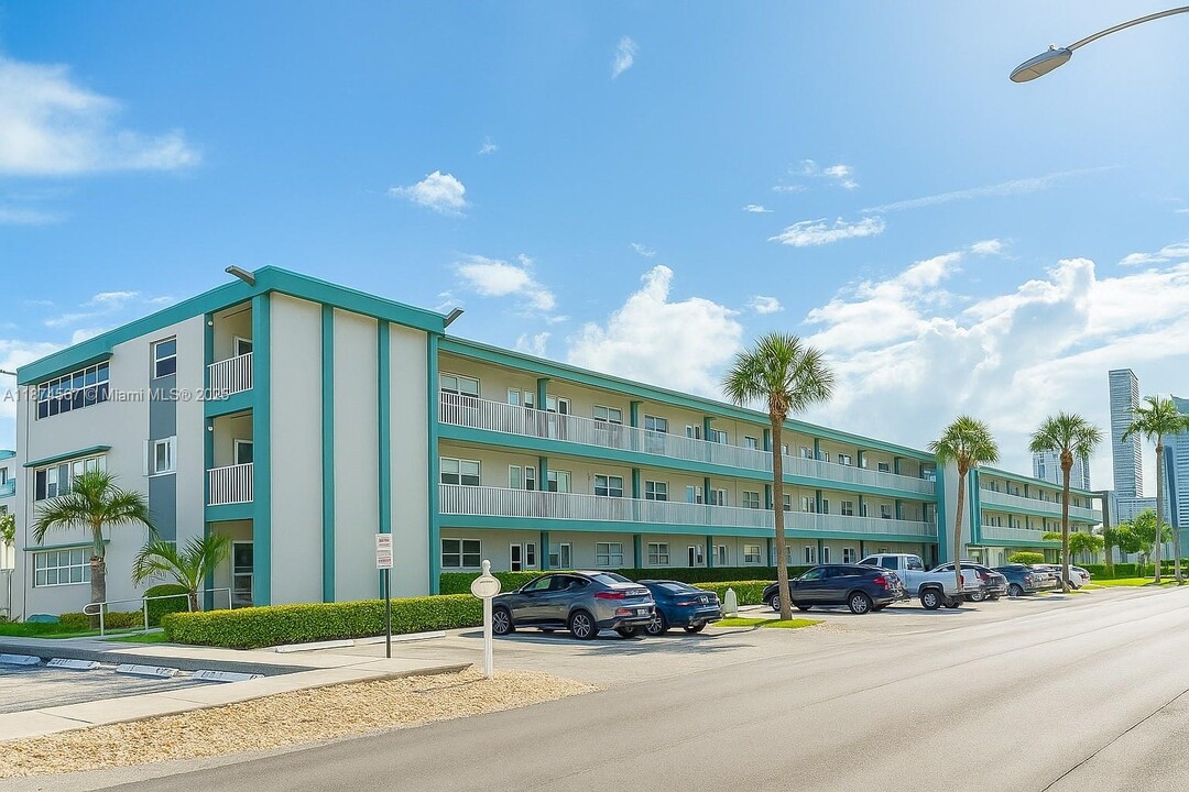 3923 NE 166th St in North Miami Beach, FL - Building Photo