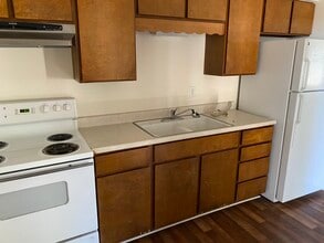 684 Cedar St, Unit 2 in Elko, NV - Building Photo - Building Photo