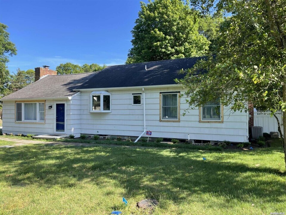 1 Castle View Ct in Westhampton, NY - Building Photo
