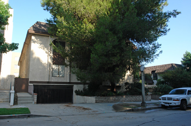 4429 Saugus Ave in Sherman Oaks, CA - Foto de edificio - Building Photo