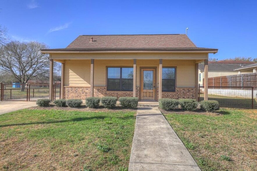 1607 S 2nd St, Unit 9113 in Floresville, TX - Building Photo