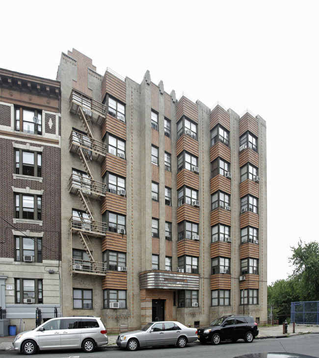 415 E 204th St in Bronx, NY - Building Photo - Building Photo