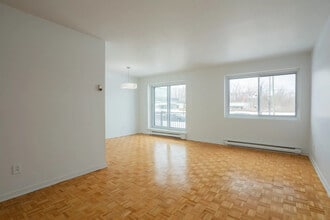 2700 Thimens in St. Laurent, QC - Foto de edificio - Building Photo