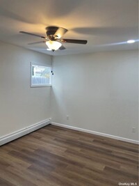 126 Sunrise Ln in Levittown, NY - Building Photo - Building Photo