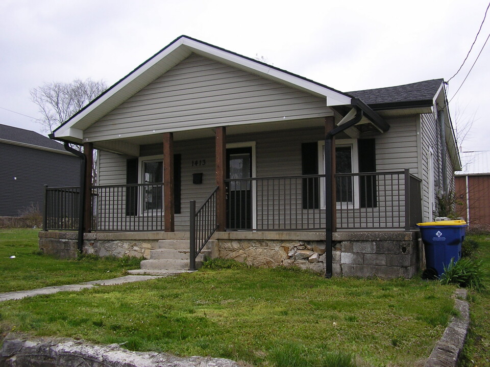 1413 Nutwood St in Bowling Green, KY - Foto de edificio