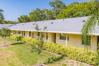 Woodland Villas in Clearwater, FL - Foto de edificio - Building Photo