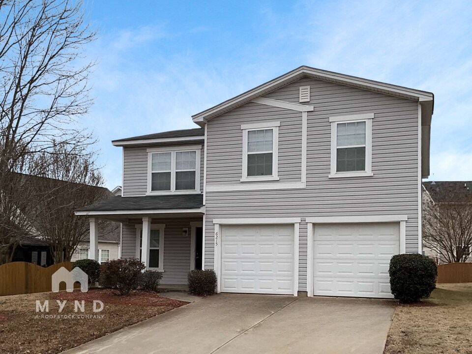 6215 Woodland Commons Dr in Charlotte, NC - Building Photo