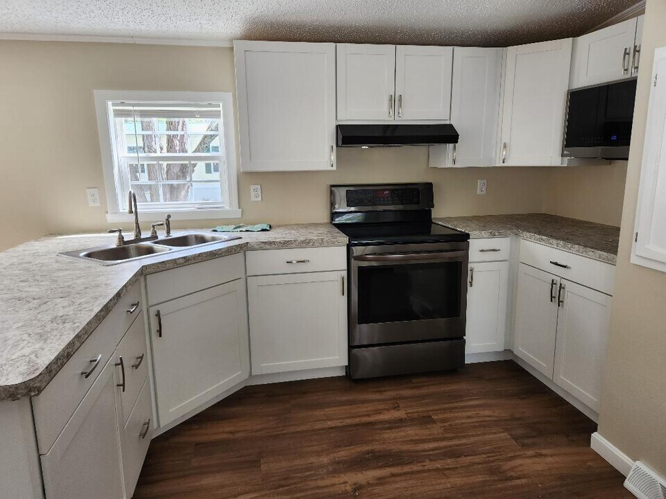 16 Kimberly St in Palmyra, ME - Building Photo