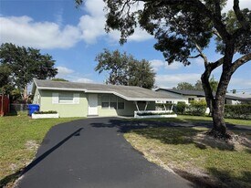 6721 McClellan St in Hollywood, FL - Building Photo