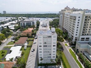 2555 NE 11th St in Fort Lauderdale, FL - Foto de edificio - Building Photo