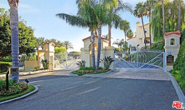 6463 Zuma View Pl in Malibu, CA - Building Photo - Building Photo
