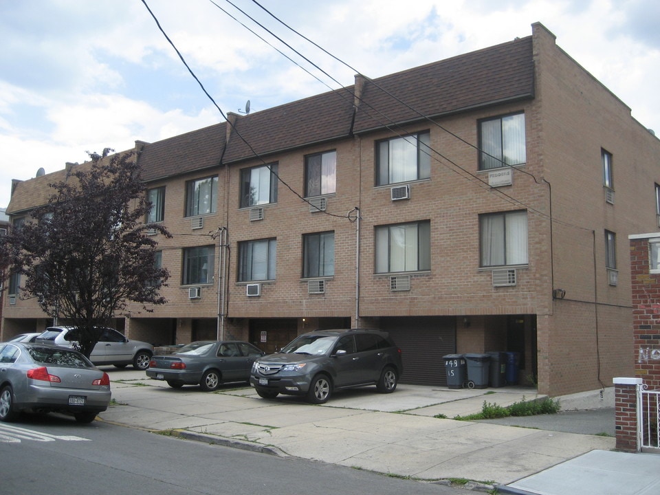 14911 Barclay Ave in Flushing, NY - Building Photo