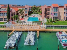 8931 Blind Pass Rd in St Pete Beach, FL - Building Photo