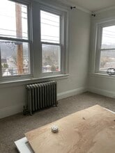 219 W Lancaster Ave, Unit B in Downingtown, PA - Foto de edificio - Building Photo