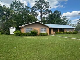 1204 Rhodus Dr in Vidalia, GA - Building Photo