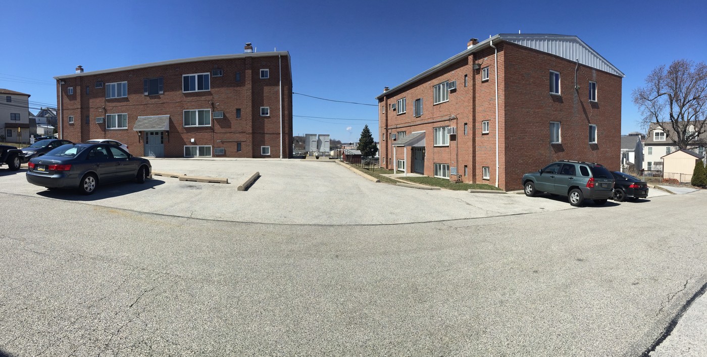 Bridgeport Plaza in Bridgeport, PA - Building Photo