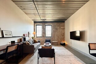 1009 W Juneau Ave in Milwaukee, WI - Building Photo