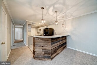 8318 Kingsgate Rd in Springfield, VA - Foto de edificio - Building Photo