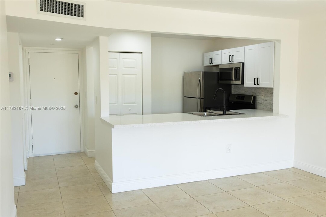 10411 N Kendall Dr in Miami, FL - Foto de edificio