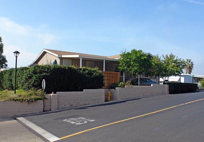 Lamplighter Los Coches Mobile Home Park in Lakeside, CA - Foto de edificio - Building Photo