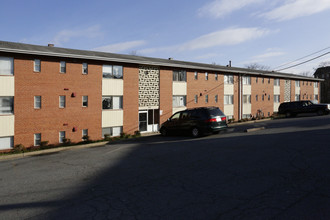 Park Avenue Apartments in Herndon, VA - Building Photo - Building Photo