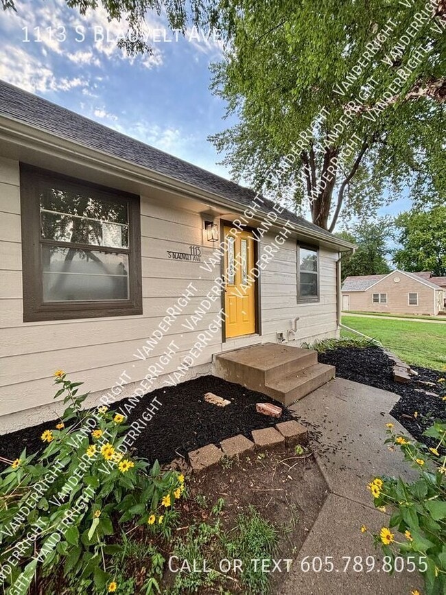 1113 S Blauvelt Ave