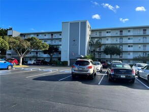 2220 N Cypress Bend Dr in Pompano Beach, FL - Foto de edificio - Building Photo