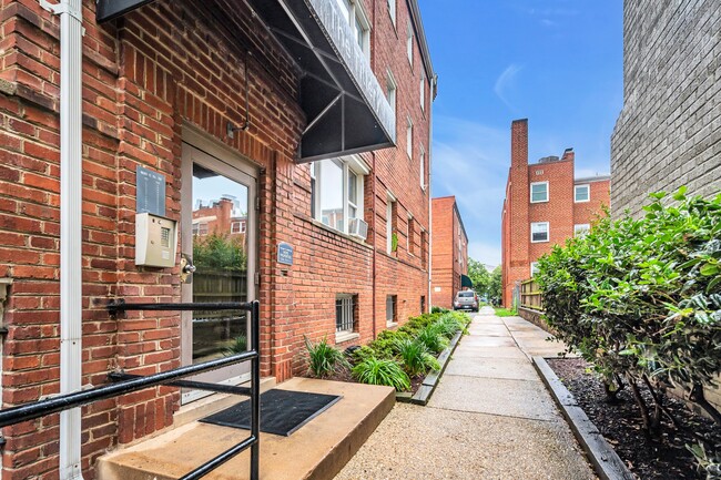 1620 C Street Apartments in Washington, DC - Building Photo - Building Photo