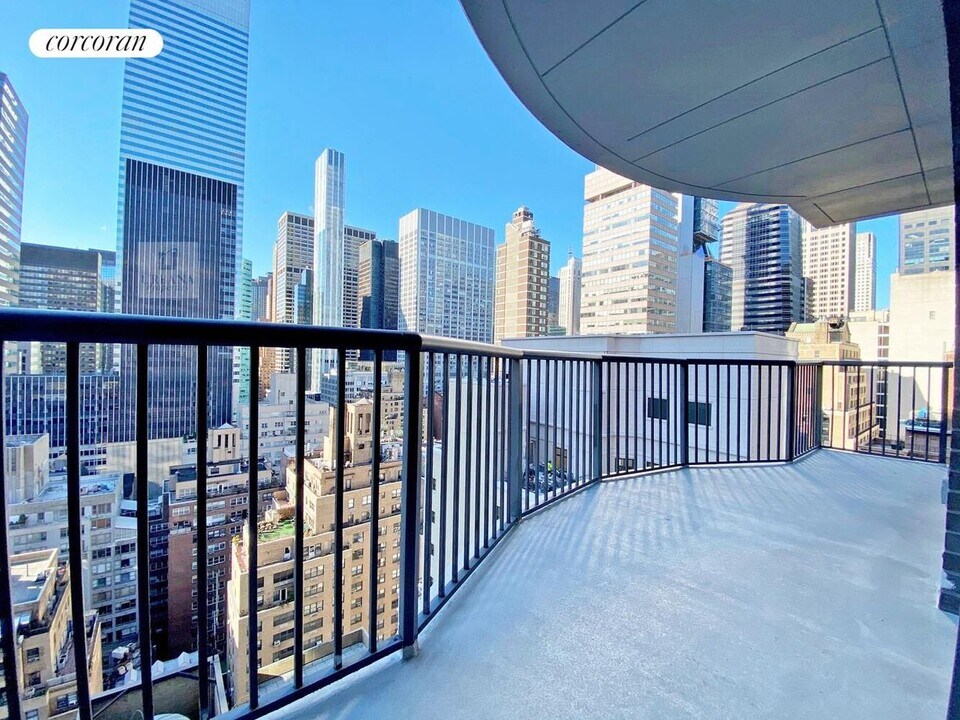 150 E 57th St in New York, NY - Building Photo