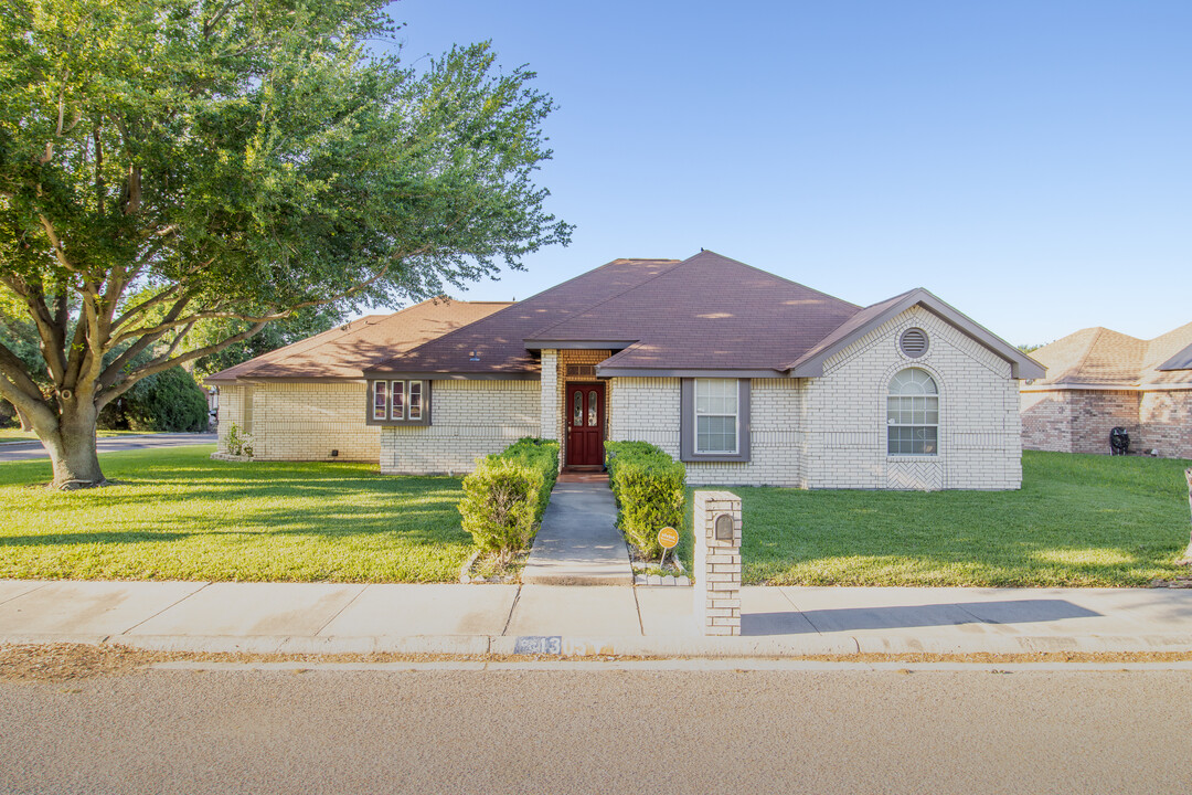 1305 E 22nd St in Mission, TX - Foto de edificio