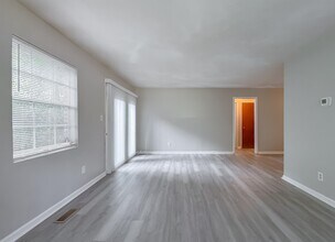 1726 Hartsfield Rd in Tallahassee, FL - Building Photo - Building Photo
