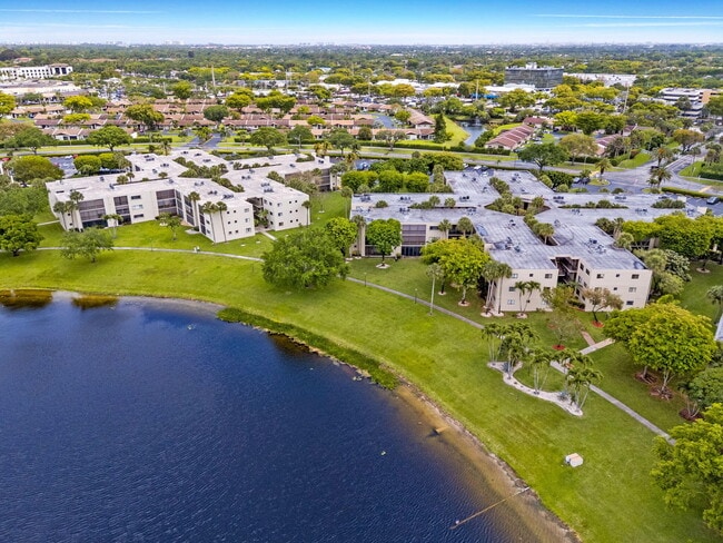 5310 Las Verdes Cir in Delray Beach, FL - Building Photo - Building Photo