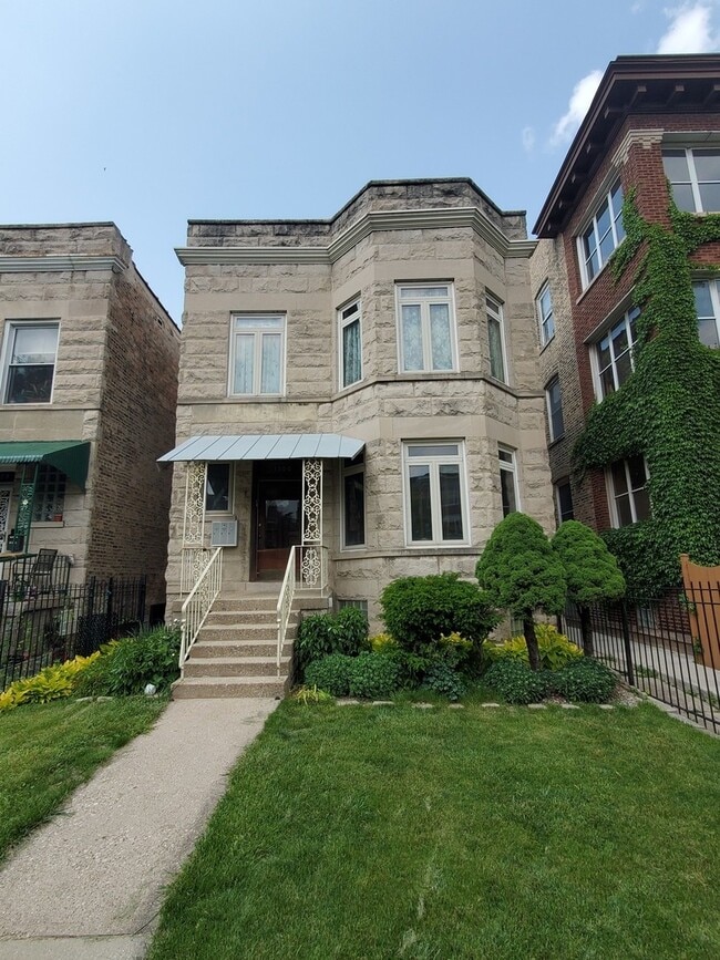 property at 1300 W Winnemac Ave