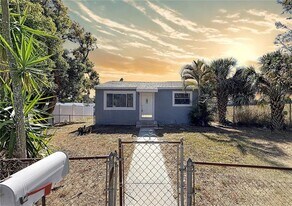 2100 28th Ave N in St. Petersburg, FL - Building Photo