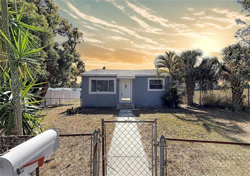 2100 28th Ave N in St. Petersburg, FL - Building Photo