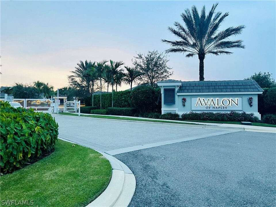 6981 Avalon Cir in Naples, FL - Foto de edificio