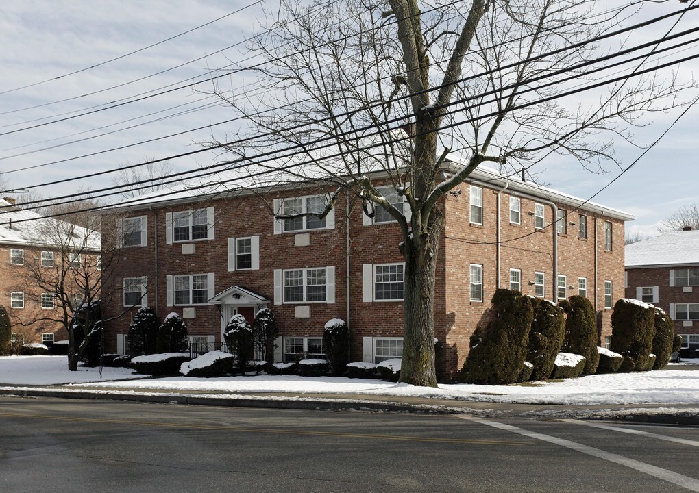 Lakeside University Apartments in Woburn, MA - Building Photo