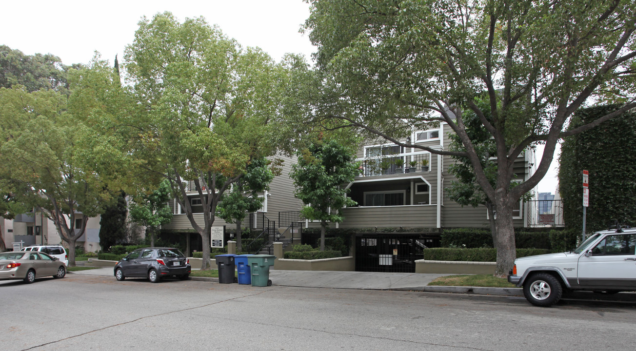 353 E Trujunga in Burbank, CA - Foto de edificio