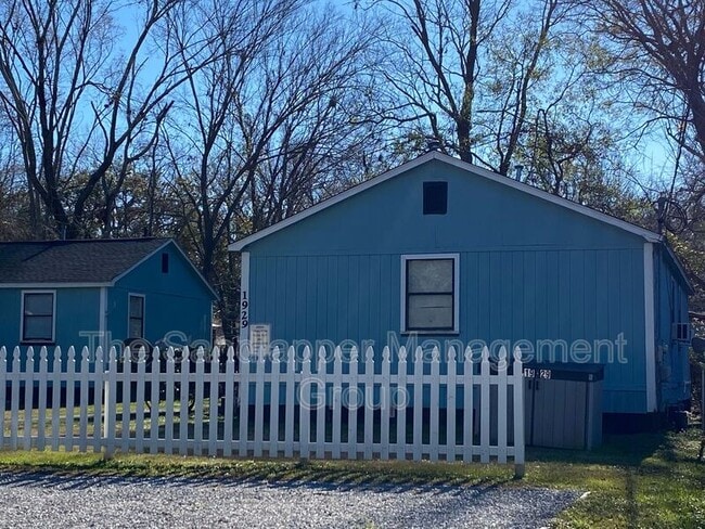 property at 1929 Iron St