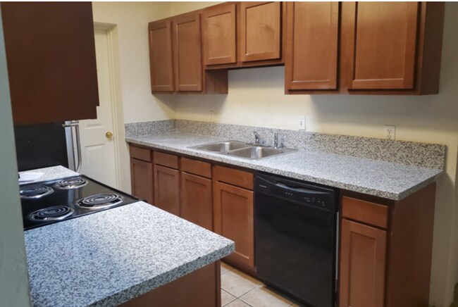 838 E Lester St, Unit 5 Bed / 3 Bath Near UofA in Tucson, AZ - Building Photo - Building Photo