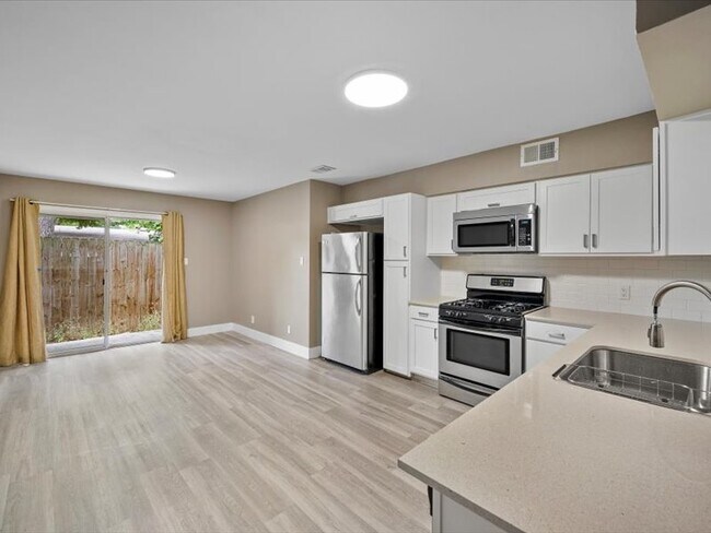 2303 East Side Dr, Unit 109 in Austin, TX - Building Photo - Building Photo