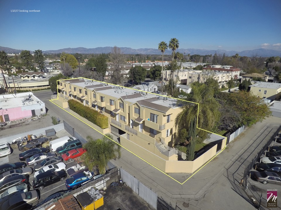 18430 Saticoy St in Reseda, CA - Building Photo